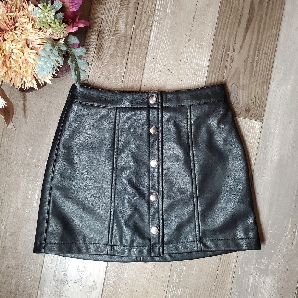Forever 21 Black Vegan Leather Girls Mini Skirt Size 9/10 NWOT